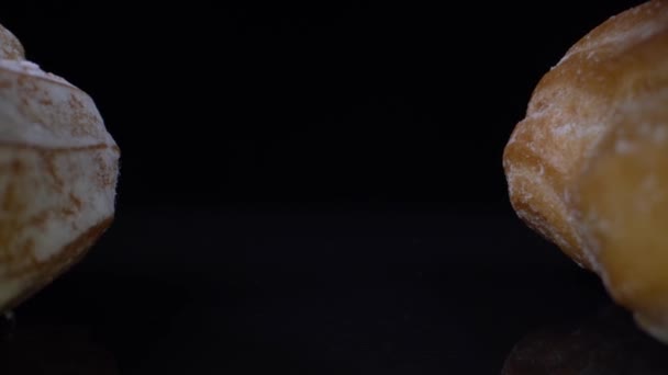 Pastel de Eclair sobre fondo negro
 - Metraje, vídeo
