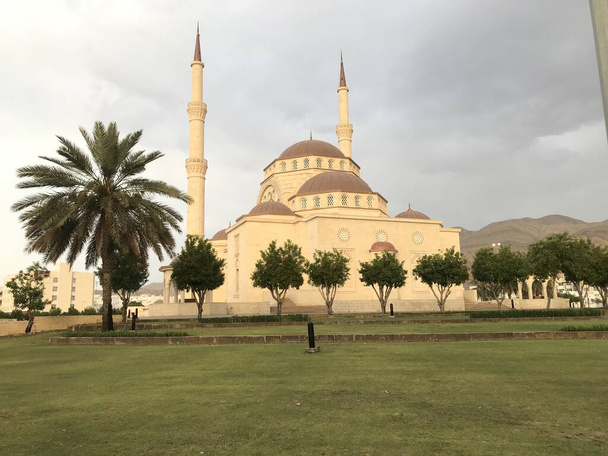 Muscat Umman 'da Ramazan Mübarek sırasında Müslüman namazı için gerekli altyapıya sahip kutsal bir cami manzarası. - Fotoğraf, Görsel