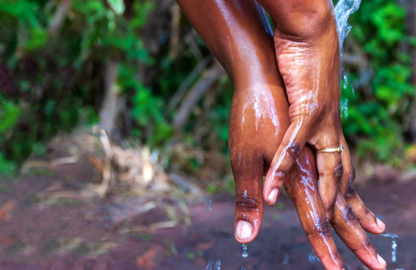Se laver les mains avec de l'eau courante et du savon. Pour les concepts d'hygiène et de prévention covid-19
. - Photo, image