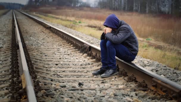 κατάθλιψη αγόρι στο σιδηροδρομικό επεισόδιο 3 - Πλάνα, βίντεο