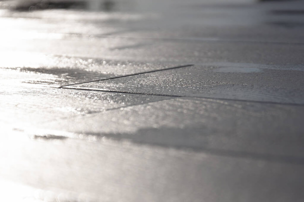 Підлога зроблена з керамічної плитки з водяними плямами
 - Фото, зображення