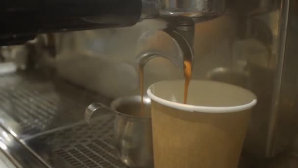 O café é derramado em um copo de papel
 - Filmagem, Vídeo