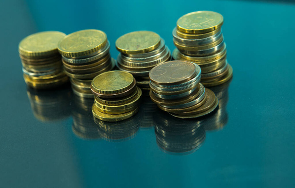 Финансовый кризис. Колонны монет разных стран, отраженные на стекле
 - Фото, изображение