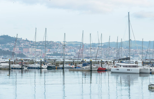 морской порт с городом в качестве фона в Испании
 - Фото, изображение