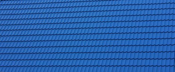 Blauwe tegel close-up. Het dak is blauw van de metalen lei. Modern dak van metaal. Plak metalen tegel op het dak van het huis. Gegolfd metalen dak en metalen dakbedekking. - Foto, afbeelding