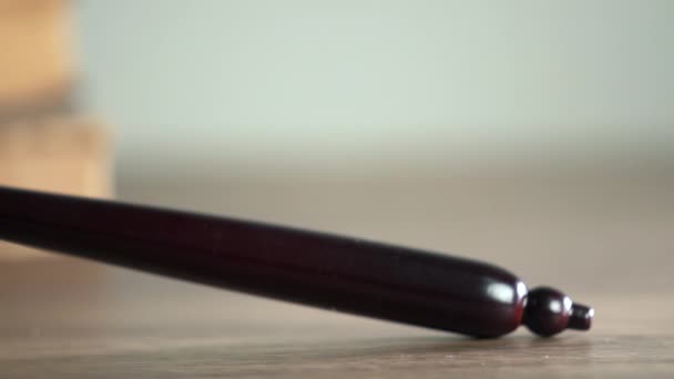 Soudce kladivo aukce kladivo s knihami na dřevěném stole - Záběry, video