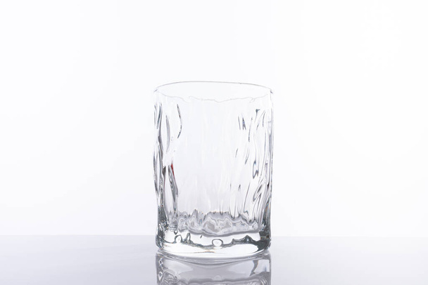 Vidrio de whisky vacío aislado sobre un fondo blanco
 - Foto, imagen