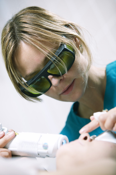 lekarz robi ułamków skóry leczenie laserem - Zdjęcie, obraz