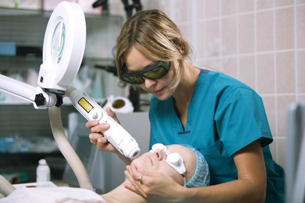 Frau unterzieht sich Laser-Hautbehandlung - Foto, Bild