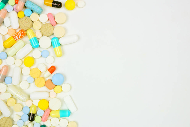 Seitenrand von verschiedenen Medikamenten auf weißem Hintergrund mit Kopierraum - Foto, Bild
