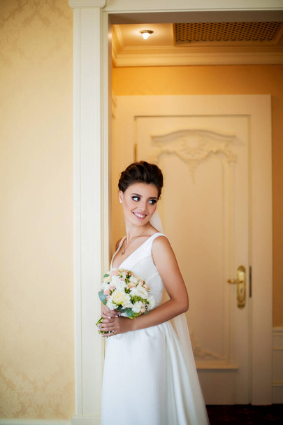bride in white dress in chic hotel room. - Fotoğraf, Görsel