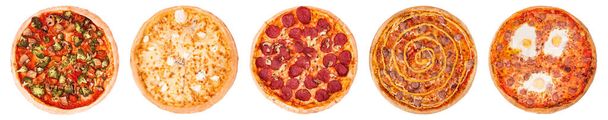 Πέντε διαφορετικά σετ πίτσας για μενού όπως veggie, quattro formaggi, πίτσα σαλάμι με μανιτάρια, salsiccia και πίτσα με λουκάνικα και αυγά, απομονωμένη σε λευκό φόντο - Φωτογραφία, εικόνα