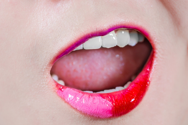 Женские губы с криками макияжа
 - Фото, изображение