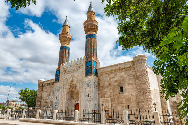 24 Αυγούστου 2019: Γκοκ Μεντρίς στην πόλη Σίβας της Τουρκίας. Η δομή έχει τη μεγαλύτερη πύλη μεταξύ των άλλων θεολογικών σχολείων στην Ανατολία. Είναι ένα Madrasah του 13ου αιώνα, ένα ισλαμικό εκπαιδευτικό ίδρυμα - Φωτογραφία, εικόνα