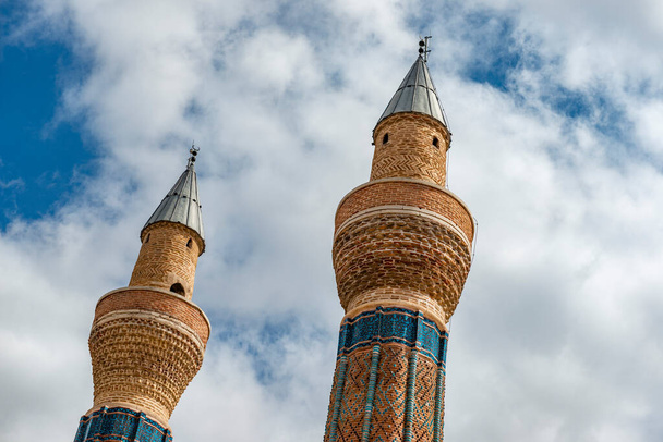 24 Αυγούστου 2019: Γκοκ Μεντρίς στην πόλη Σίβας της Τουρκίας. Η δομή έχει τη μεγαλύτερη πύλη μεταξύ των άλλων θεολογικών σχολείων στην Ανατολία. Είναι ένα Madrasah του 13ου αιώνα, ένα ισλαμικό εκπαιδευτικό ίδρυμα - Φωτογραφία, εικόνα