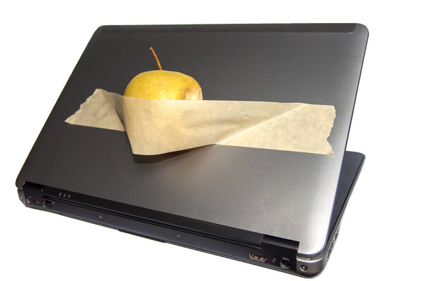 ноутбук яблуко комп'ютер жарти концепція веселощі немає грошей, щоб купити ізольовані
 - Фото, зображення