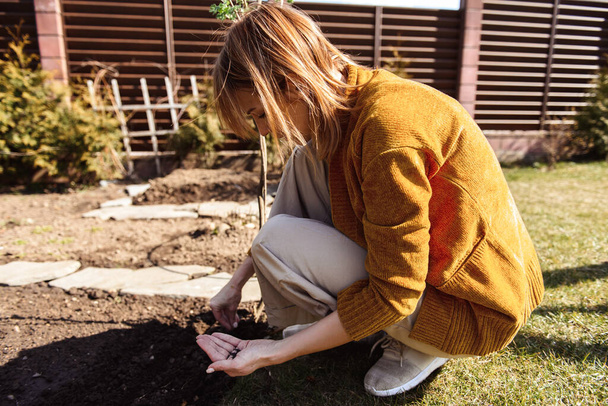 Woman sowing seeds in spring - Zdjęcie, obraz