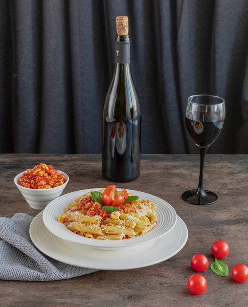 Pasta Penne Bolognese mit Rotwein. Klassisches traditionelles italienisches Gericht - Foto, Bild