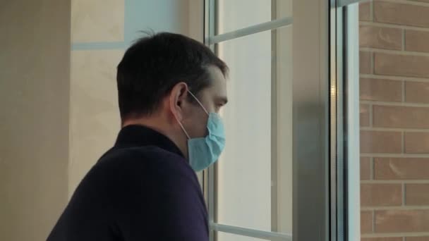 Egy férfi belép a házba orvosi maszkban. Pandémia. - Felvétel, videó