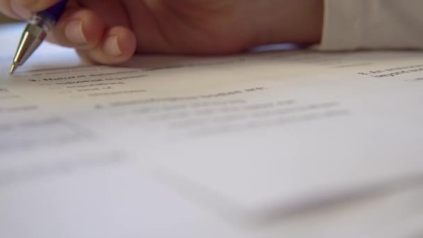 Prüfungsformular, Prüfungen ablegen, Hand mit Stift aus nächster Nähe - Filmmaterial, Video