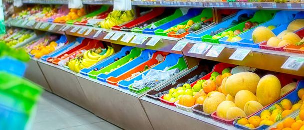 Corridoio pieno di frutta e verdura fresca al supermercato
 - Foto, immagini