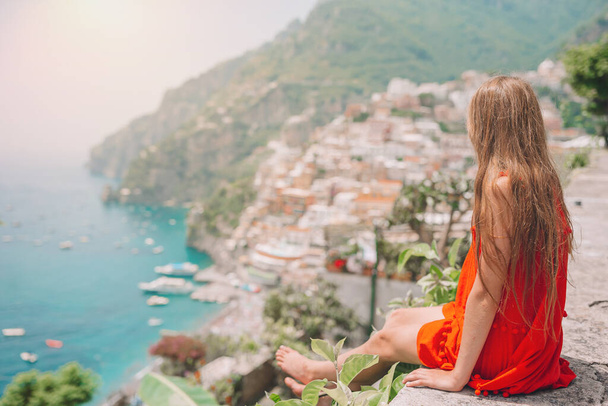 Sıcak ve güneşli bir yaz gününde İtalya 'nın Positano şehrinde sevimli küçük bir kız. - Fotoğraf, Görsel