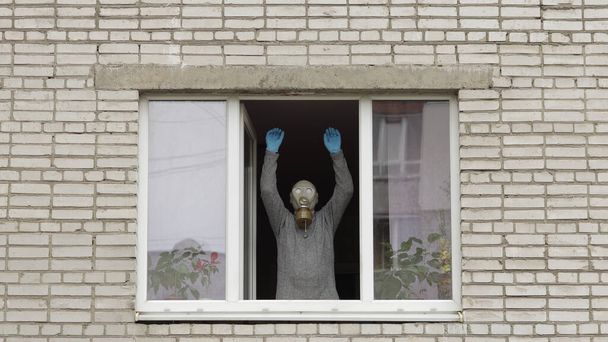 Gaz maskeli yaşlı adam karantinada tek başına pencerede kalıyor. Coronavirüs - Fotoğraf, Görsel
