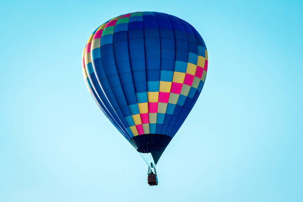 Heißluftballon fliegt bei klarem blauem Himmel während einer Flugshow in Battle Creek Michigan vorbei - Foto, Bild