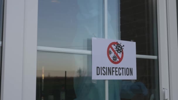 Homem de fato de proteção fazendo desinfecção dentro de casa
 - Filmagem, Vídeo