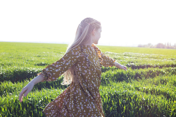 happy girl is joyful spinning in the green field. summer and freedo - Valokuva, kuva