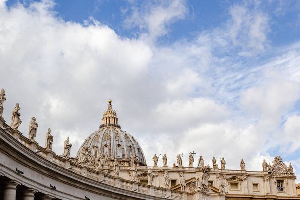 Rzeźby Watykanu i kopuły Bazyliki św. Piotra z zachmurzonym błękitnym tle nieba - Zdjęcie, obraz