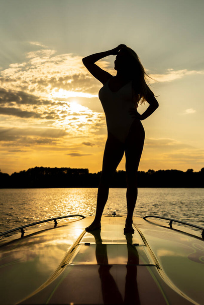 Een prachtig bikini model genietend van een dag op het water - Foto, afbeelding