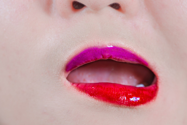 labios de mujer buscando asqueado
 - Foto, Imagen