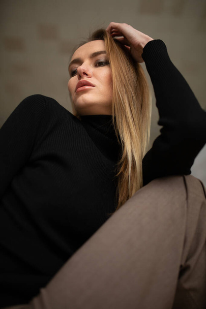 Mode-Look Mädchen in Hosen mit Streifen und schwarzem Top auf Flugzeug-Studiohintergrund, Supermodel posiert, Kopierraum - Foto, Bild
