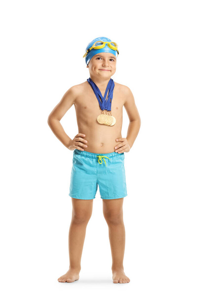 Champion de natation garçon posant avec ses médailles isolées sur fond blanc
 - Photo, image