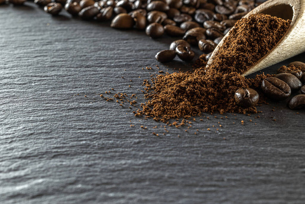 Кофейный фон. Эспрессо-бобы для еды, кофе-завтрак на черном. Бурый жареный кофе семена изолированы для энергии мокко, капучино ингредиент. Макрофотография, мягкий фокус
 - Фото, изображение