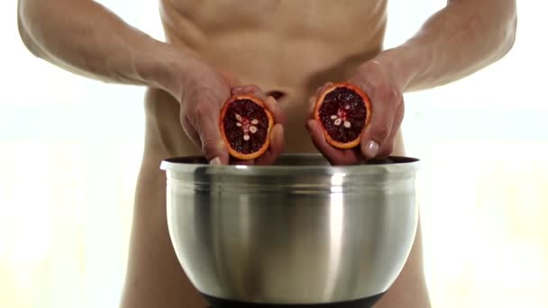 Μύες ισχυρή όμορφη απογυμνωθεί ζεστό αρσενικό μοντέλο μάγειρας υγιεινό γεύμα - Πλάνα, βίντεο