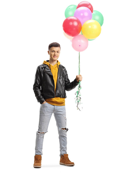 Ganztägiges Porträt eines Mannes, der lächelt und ein Bündel bunter Luftballons auf weißem Hintergrund hält - Foto, Bild