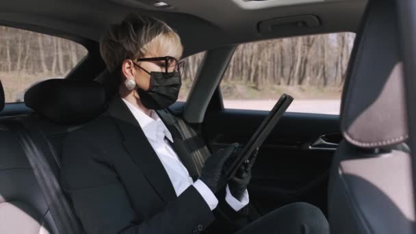 Une femme d'affaires en lunettes travaille dans une voiture
 - Séquence, vidéo