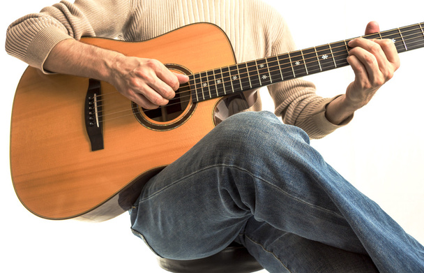 κιθαρίστας με την ακουστική κιθάρα - Φωτογραφία, εικόνα