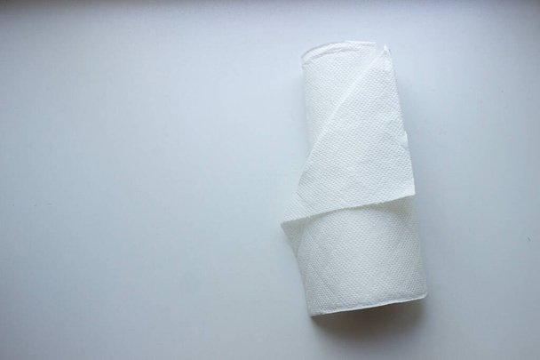 un rouleau de serviettes en papier blanc sur fond blanc
 - Photo, image