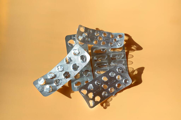 Balení prázdných blistrů z pilulek na pozadí s volným místem pro text - Fotografie, Obrázek