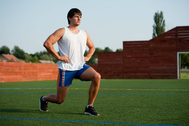 アウトドアスポーツフィットネストレーニング。若いスポーツ男性運動屋外 - 写真・画像