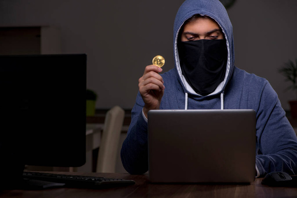 Mannelijke hacker hacken beveiliging firewall laat in het kantoor - Foto, afbeelding
