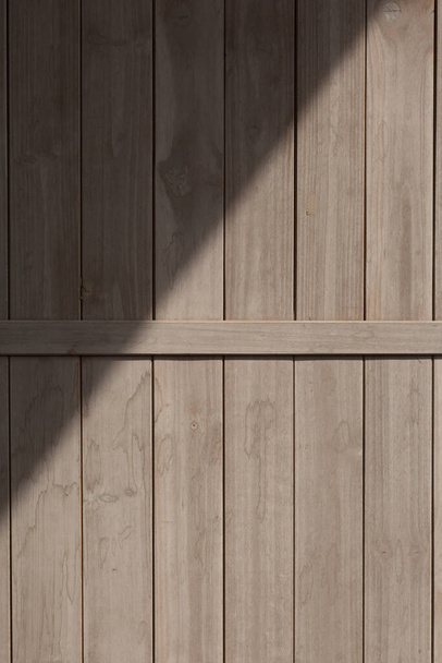 Měkké světle hnědé ošuntělé dřevěné dveře se svislým prknem, zadní dveře stodoly - Fotografie, Obrázek