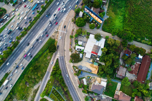 Stadsvervoer knooppunt weg luchtfoto met autoverkeer, Vervoer industrie - Foto, afbeelding