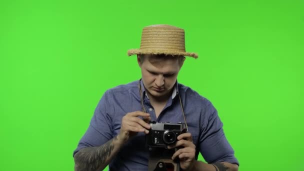男性観光客の写真家の肖像画は、カメラで写真を撮っている。クロマキー - 映像、動画