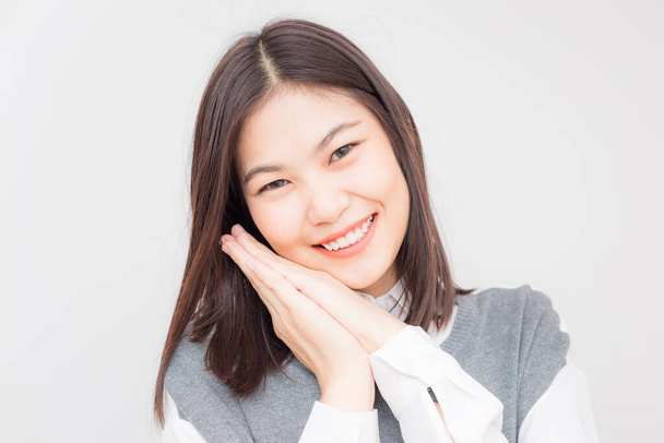 Portret atrakcyjnych młodych azjatyckich kobiet relaksujących się i uśmiechających na białym tle - Zdjęcie, obraz
