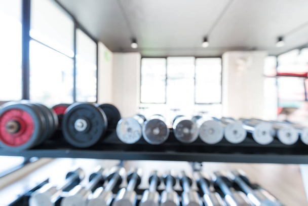 Sala de fitness borrosa abstracta con muchos tipos de máquina, concepto saludable
 - Foto, Imagen