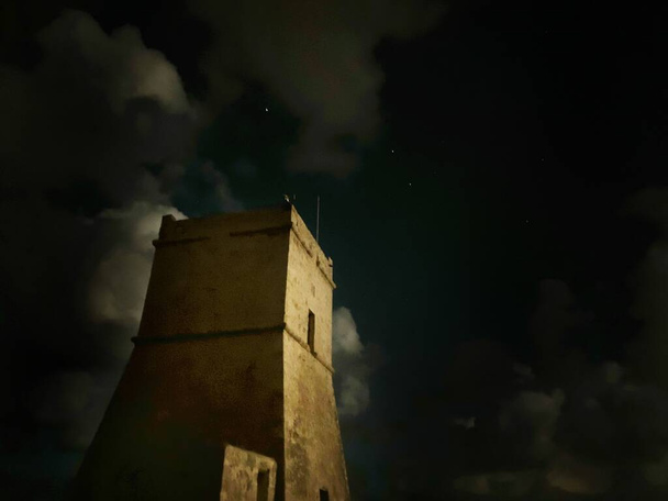 Vista noturna da Torre em St Pauls Bay, Malta
 - Foto, Imagem